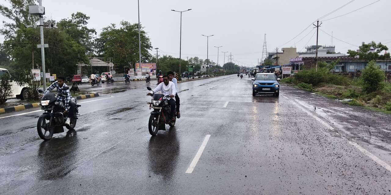 शक्तिनगर-वाराणसी राजमार्ग उरमौरा में हल्की बारिश से भीगी सडक।संवाद