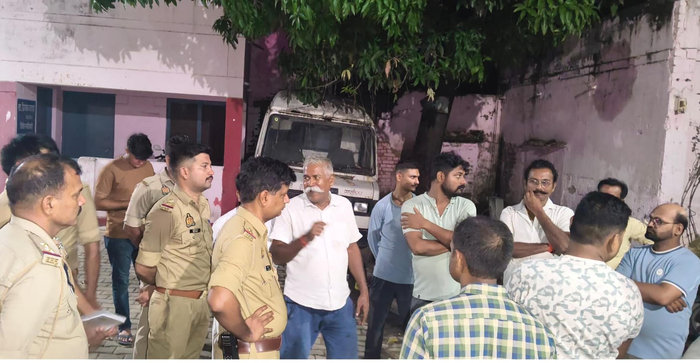 ट्रांसपोर्ट व्यवसायी व सीएचसी पर जमा भीड़।