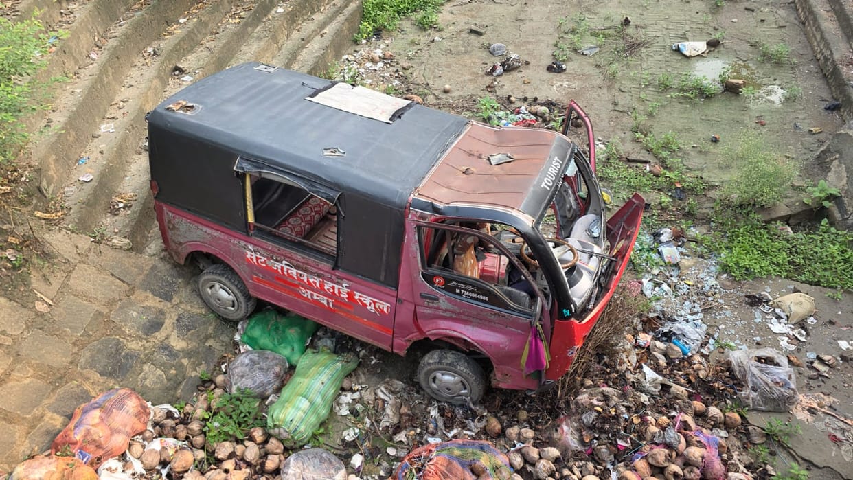 Bihar Accident: School van overturns into canal 14 children injured today road accident aurangabad bihar
