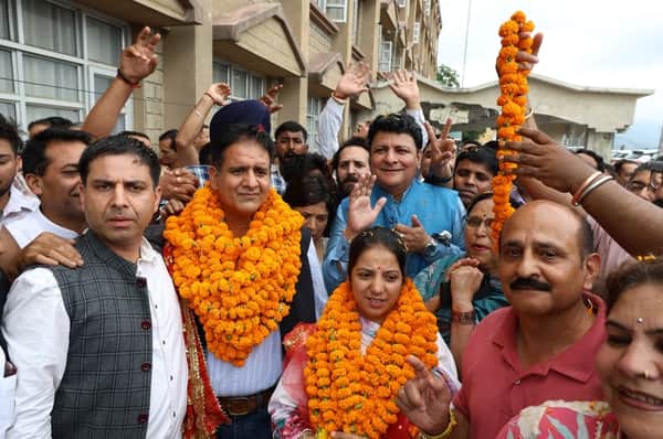 धर्मशाला नगर निगम मेयर शमशेर नैहरिया और डिप्टी मेयर प्रेरणा गुलेरिया विधायक सुधीर शर्मा और कार्