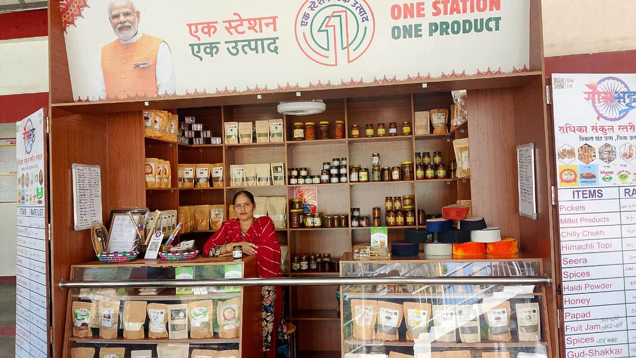 'वन स्टेशन वन प्रोडक्ट' आउटलेट पर विभिन्न उत्पादों के साथ मौजूद माला रानी। संवाद