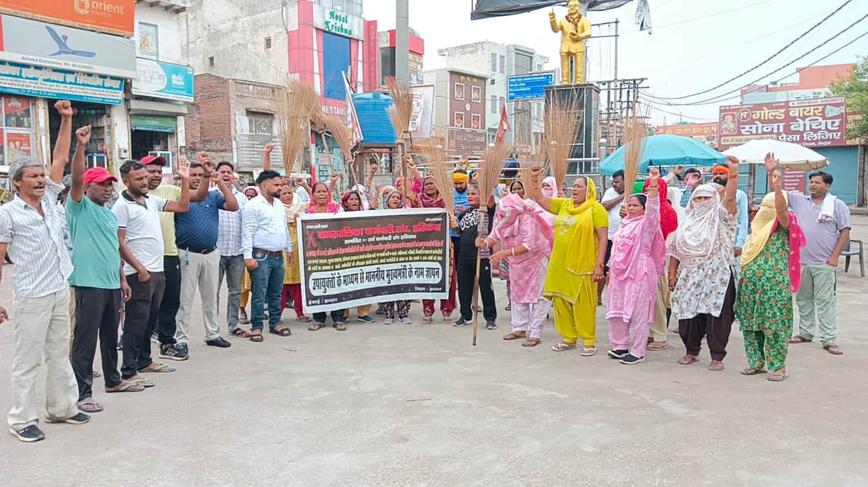 Sanitation workers staged a protest for the second consecutive day.