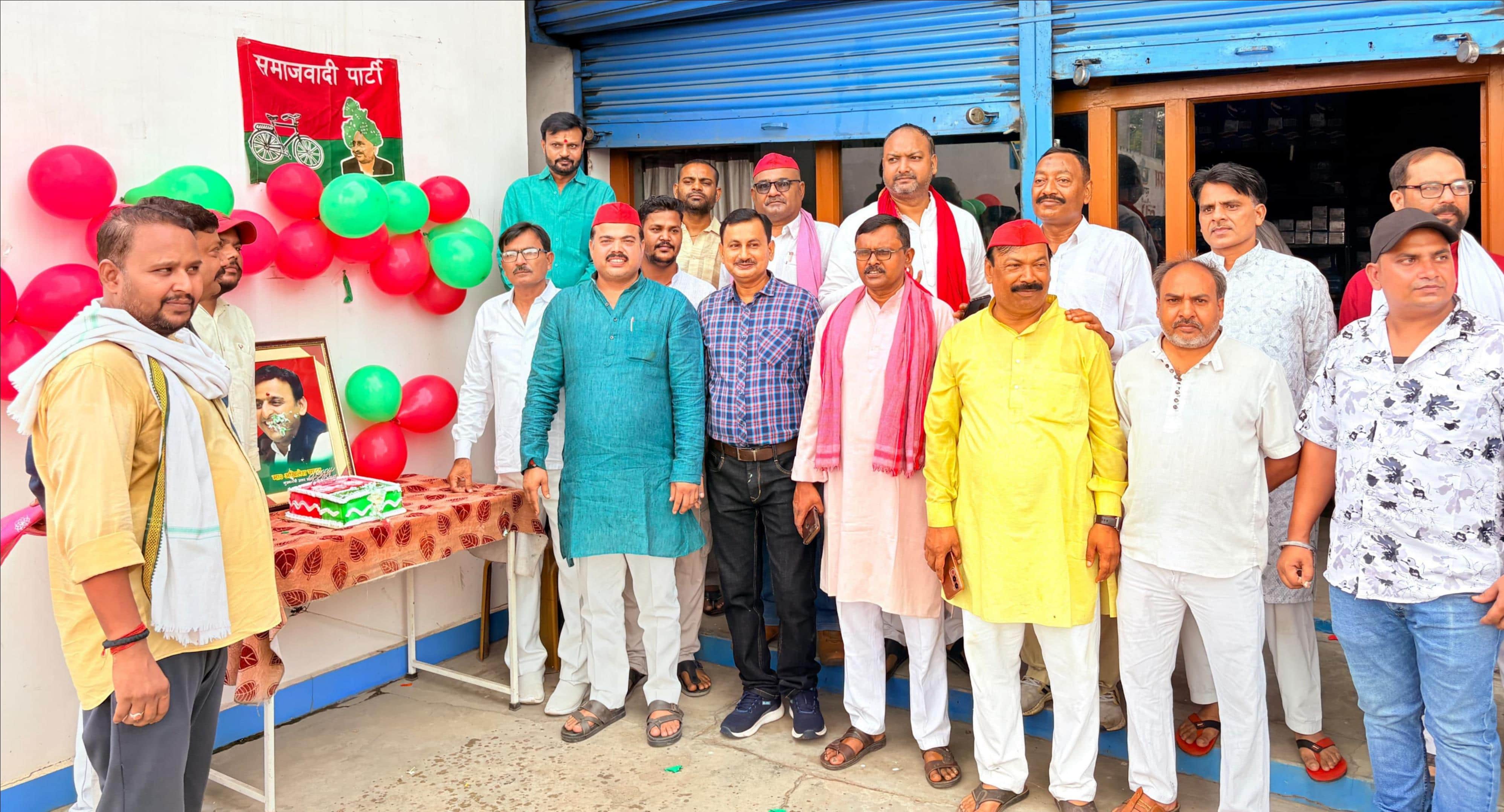 अनपरा नगर के काशीमोड़ स्थित कार्यालय पर सपा सुप्रीमो को केक खिलाकर बधाई देते कार्यकर्ता। स्रो
