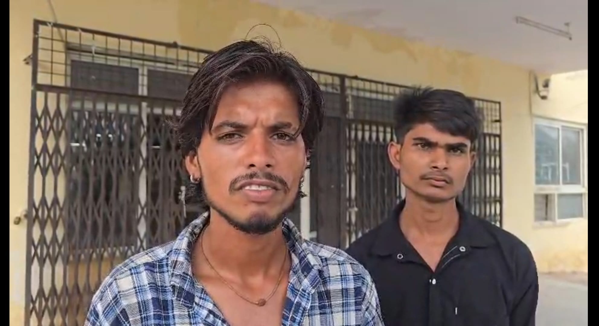 अस्पताल के बाहर घायलों के परिजन।