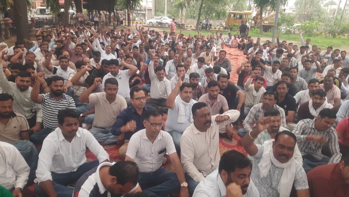 Employees staging a protest march clashed with police at the district secretariat and were prevented from entering the DC's office.