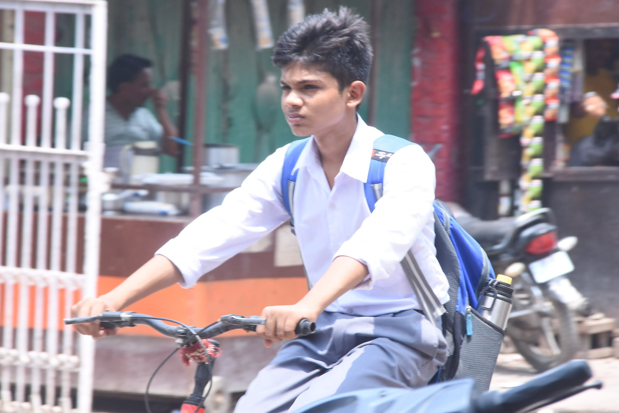 बहराइच में चिलचिलाती धूप में गुजरता छात्र।