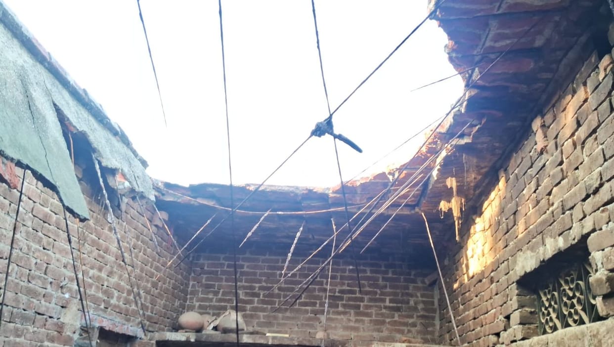 The lintel of the house collapsed, goods worth lakhs were buried under the debris.