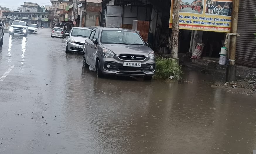 Waterlogging in several wards and lanes of Paonta due to rain; demand for a permanent solution.