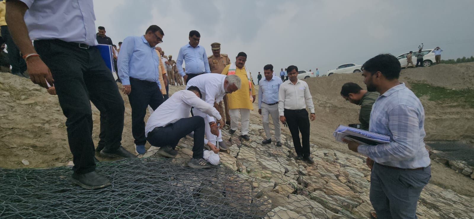 बाढ़ परियोजनाओं का निरीक्षण करते मंत्री स्वतंत्र देव सिंह। स्रोत : जिला सूचना विभाग