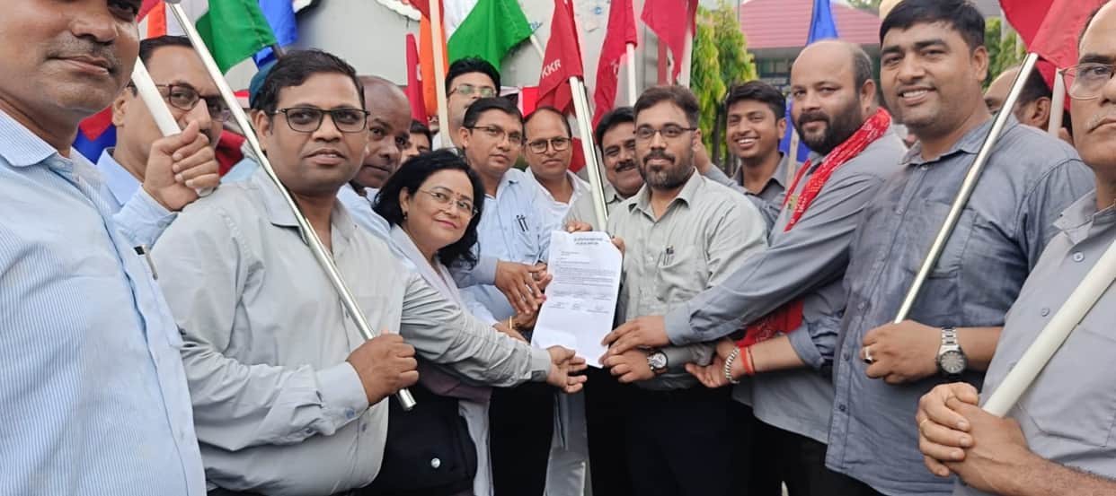 The Sanyukt Morcha staged a protest at the NCL Kakri General Manager's gate