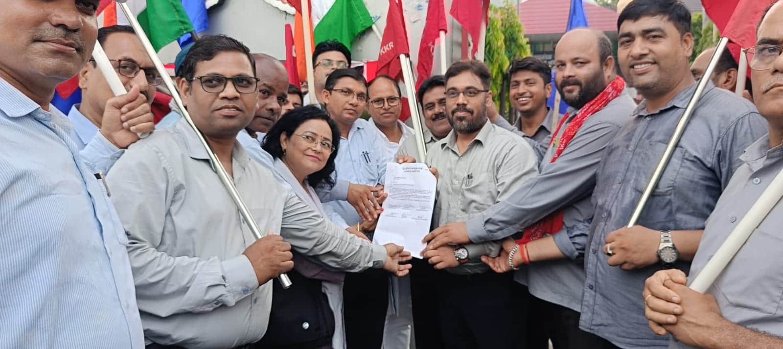 एनसीएल ककरी परियोजना के अधिकारी को ज्ञापन देते संयुक्त मोर्चा के पदाधिकारी। स्रोत जागरूक पाठक