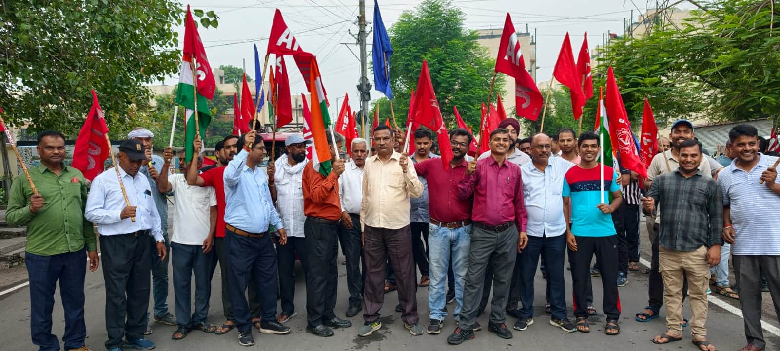 एनसीएल खड़िया में प्रदर्शन करते कोयला कर्मचारी। स्वयं