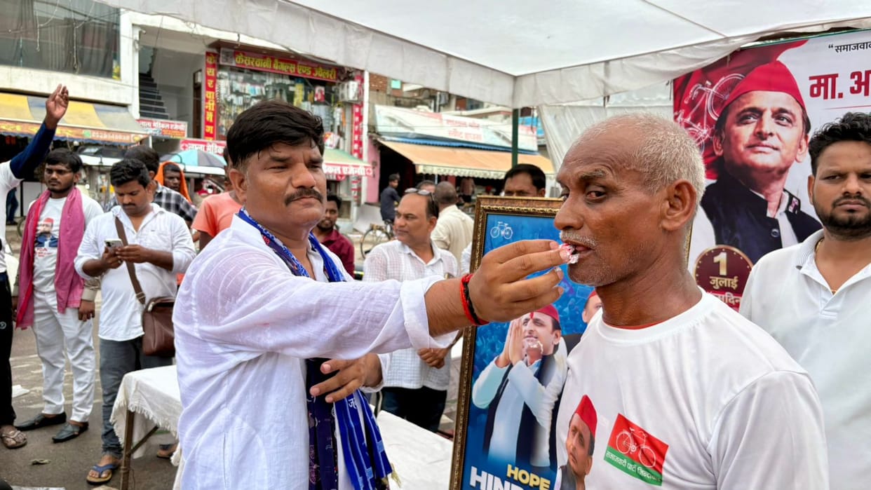 SP workers celebrated Akhilesh Yadav's birthday