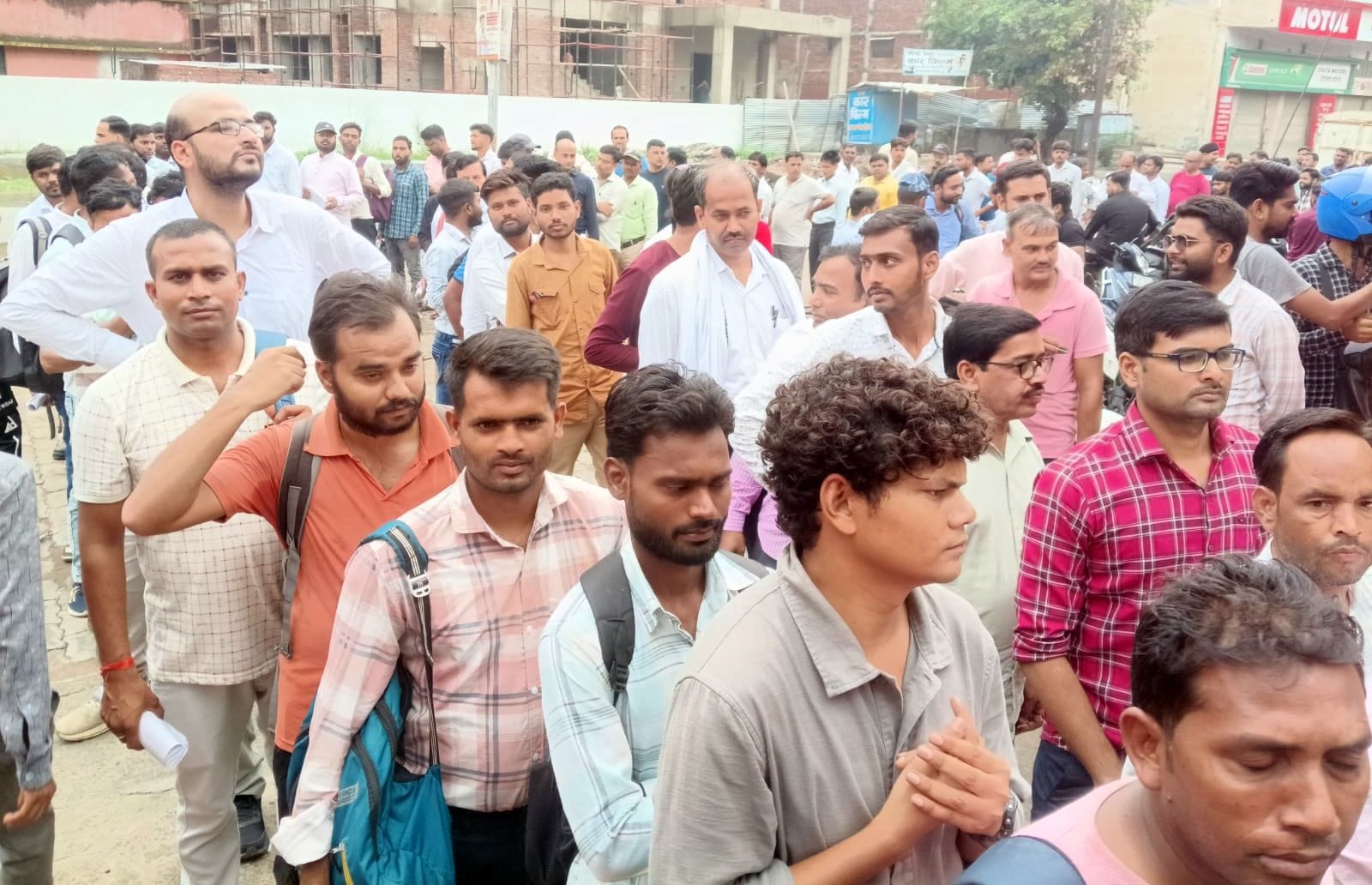 फोटो-01- आरआर इंटर कॉलेज परीक्षा केंद्र पर लगी अभ्यार्थियों की लगी लंबी लाइन। संवाद