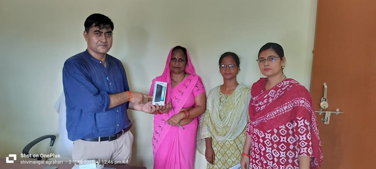 Smartphones distributed to 248 Anganwadi workers