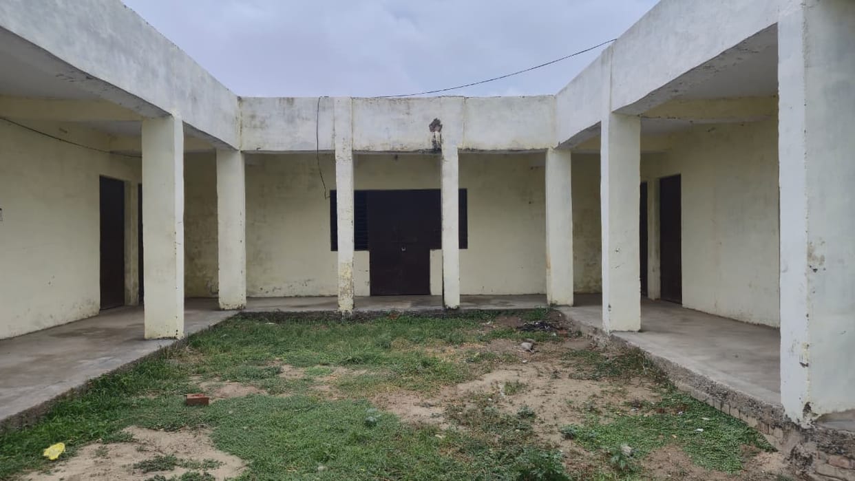 Lekhpals did not arrive; locks remained on village secretariats