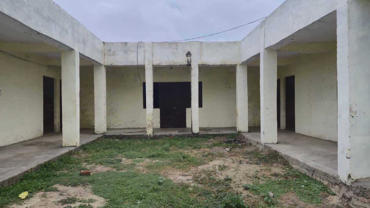 फोटो-13 ग्राम पंचायत मौधा के सचिवालय में लगा ताला। संवाद