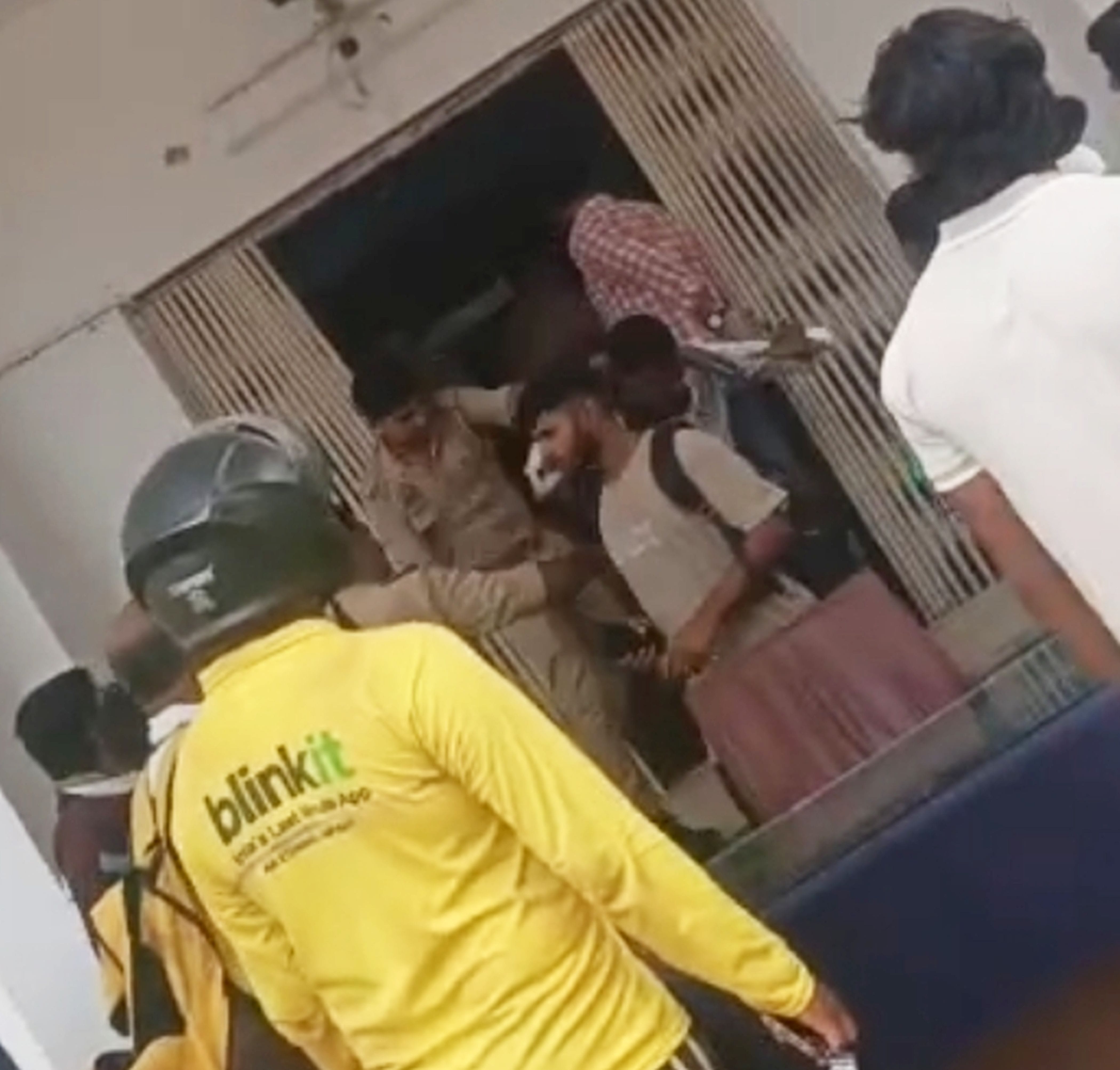 फोटो 23-सदर कोतवाली के अंदर से लोगों को घसीट कर बाहर निकालते पुलिस कर्मी। स्रोत: वीडियो ग्रैब