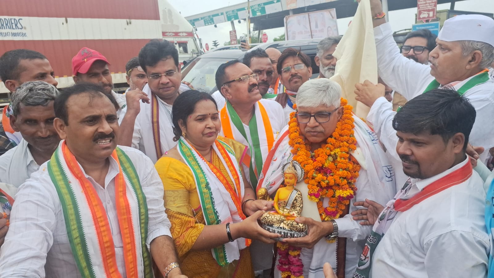 फोटो -29- प्रदेश प्रभारी को भगवान बुद्ध की प्रतिमा भेंट करतीं जिलाध्यक्ष सरिता दोहरे। स्रोत:पार
