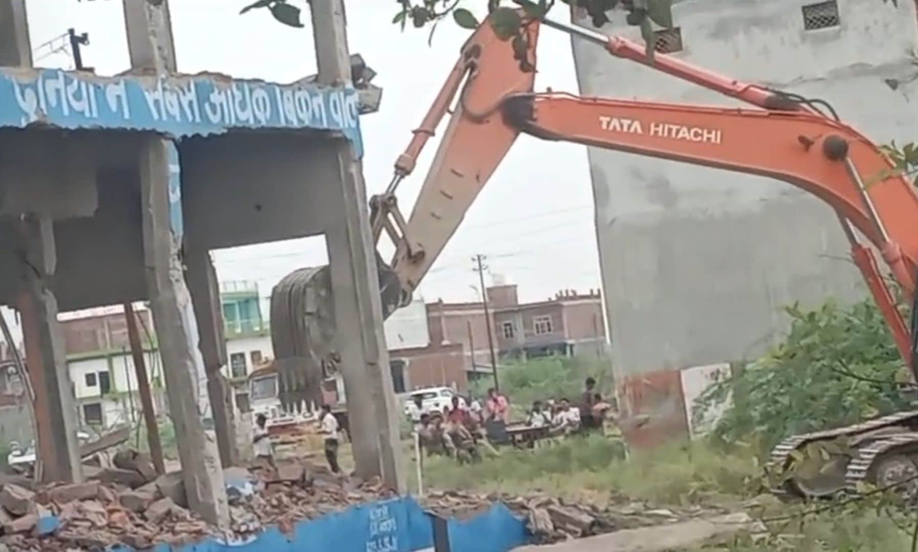 फोटो-4- रिंग रोड की जद में आ रहे निर्माण को ध्वस्त करता बुलडोजर। संवाद
