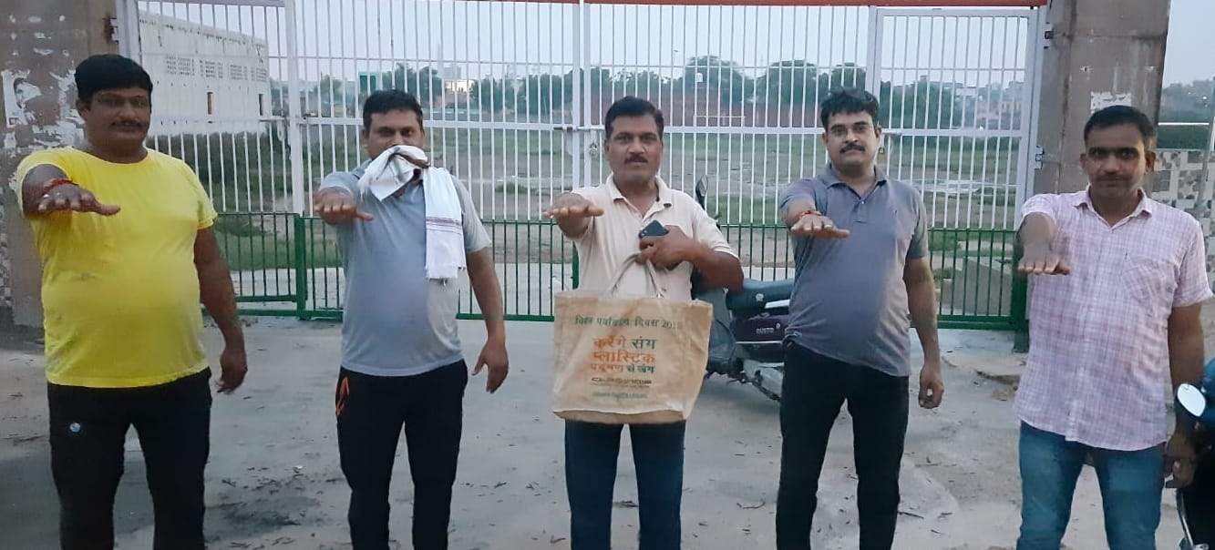 फोटो-56: बहादुरगढ़ के गांव सांखोल में कपड़े व जूट के थैले का प्रयोग करने की शपथ लेते संघर्षशील जन