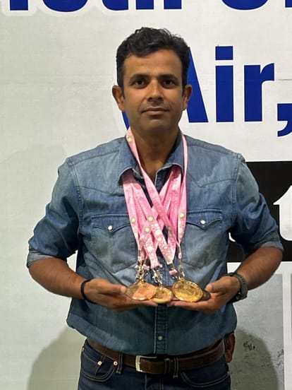 फोटो-7 प्रतियोगिता में जीते मेडल दिखाते डॉ. ओमप्रकाश यादव। स्रोत: एकेडमी
