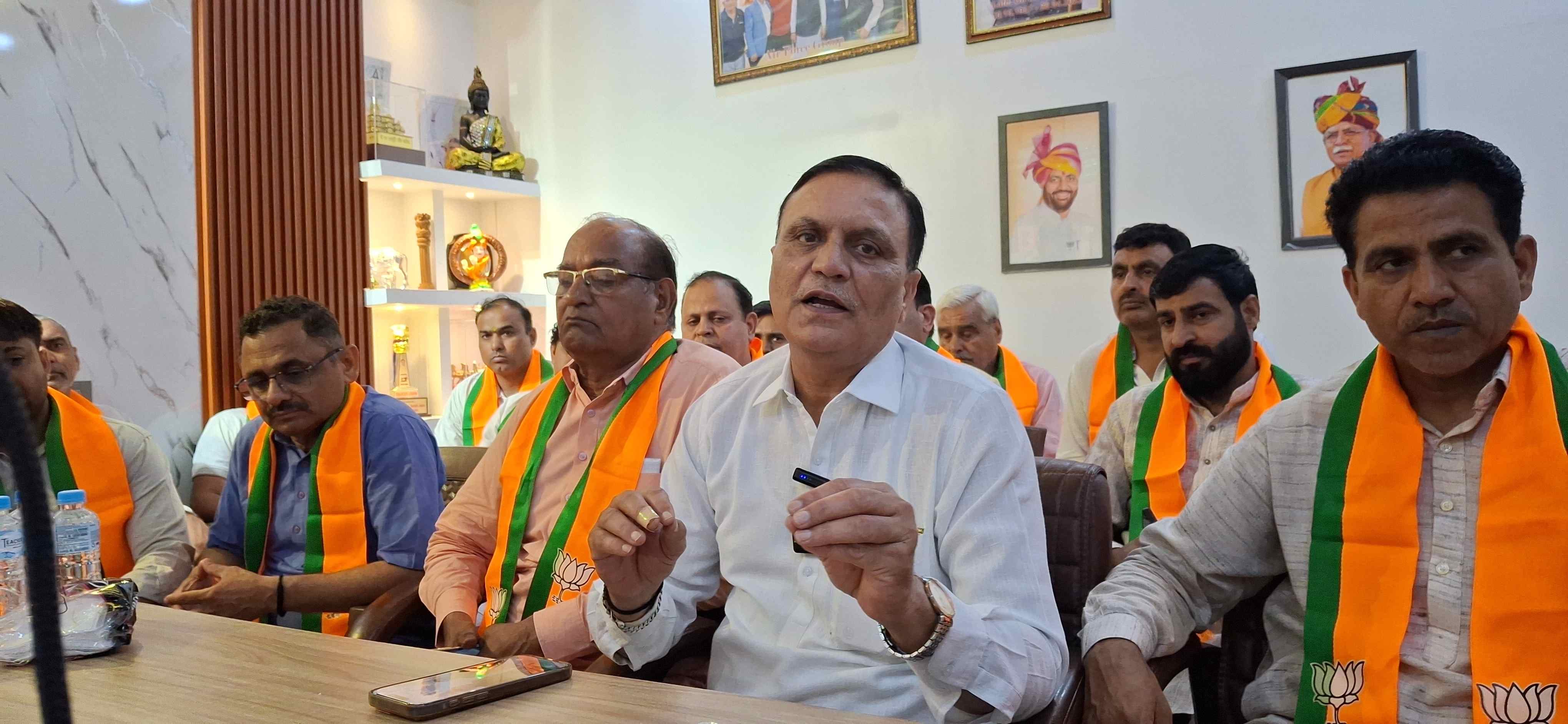 -फोटो 86 : पत्रकारों से बातचीत करते विधायक राजेश जून। संवाद
