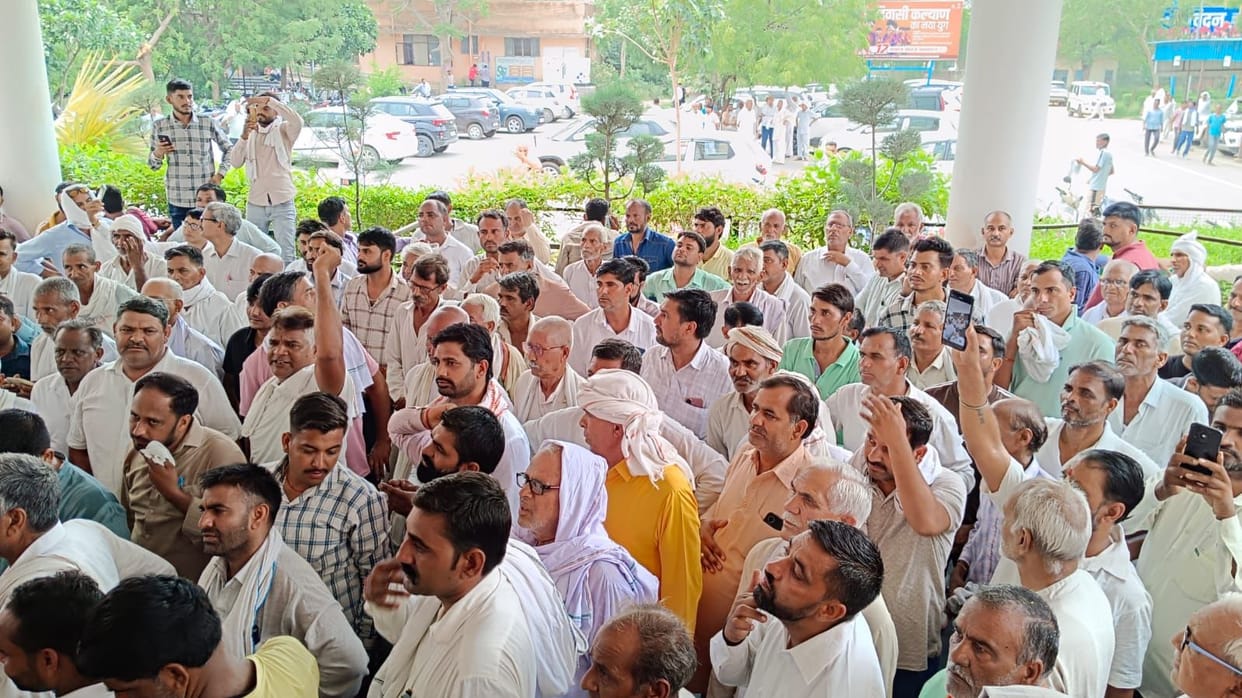 Public representatives staged a protest demanding recruitment by DRDO.