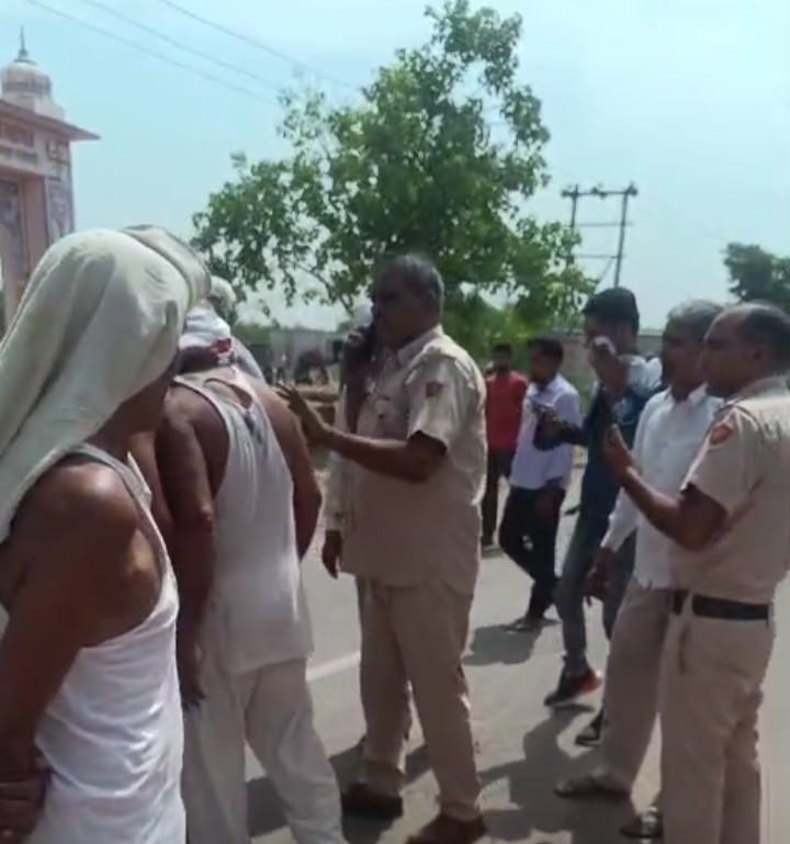 A scuffle broke out between the Sarpanch and the villagers while removing fuel from the Panchayat land.