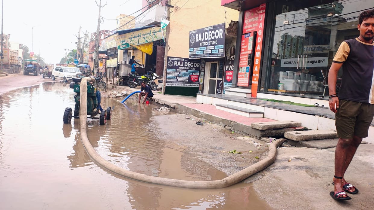 Rainwater accumulated on the railway road and was pumped out.