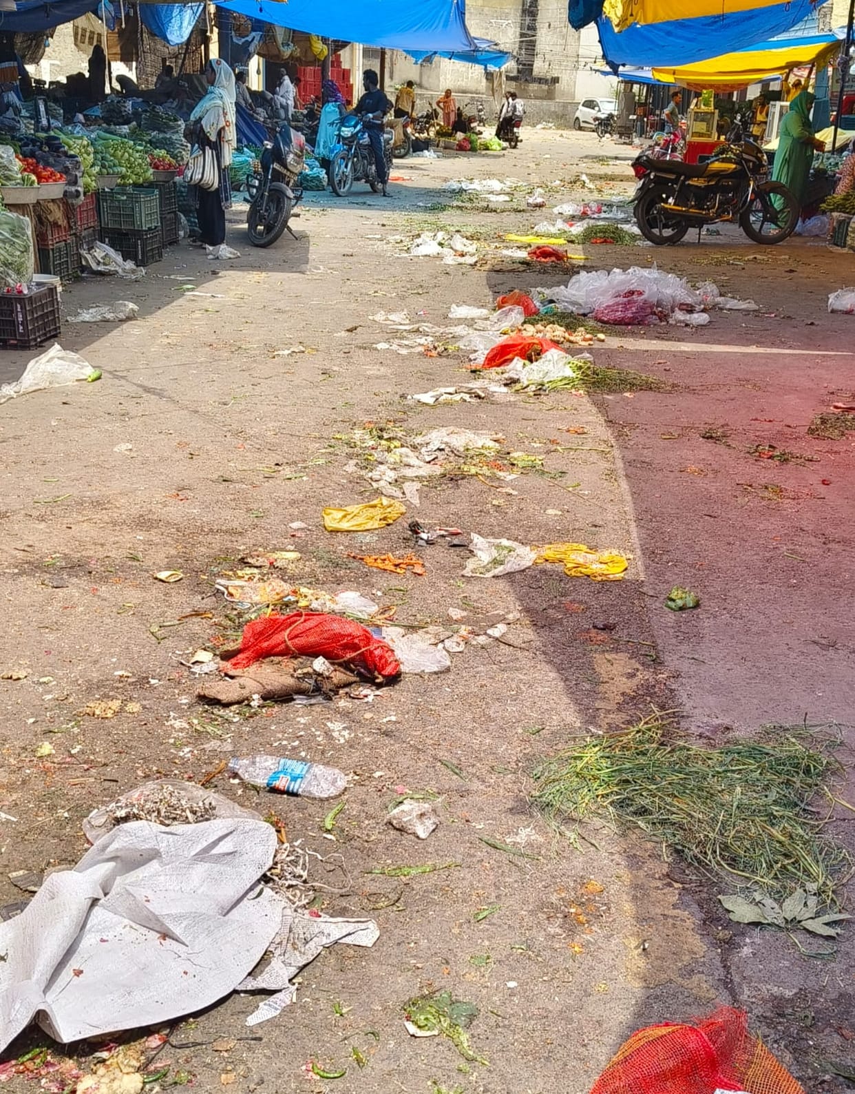 Rs 1.25 lakh is being spent every month on cleaning the vegetable market due to garbage.