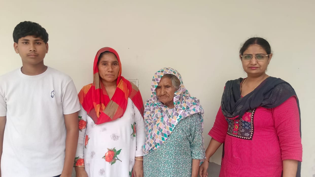 Police reunite elderly woman, missing for 10 days, with her family