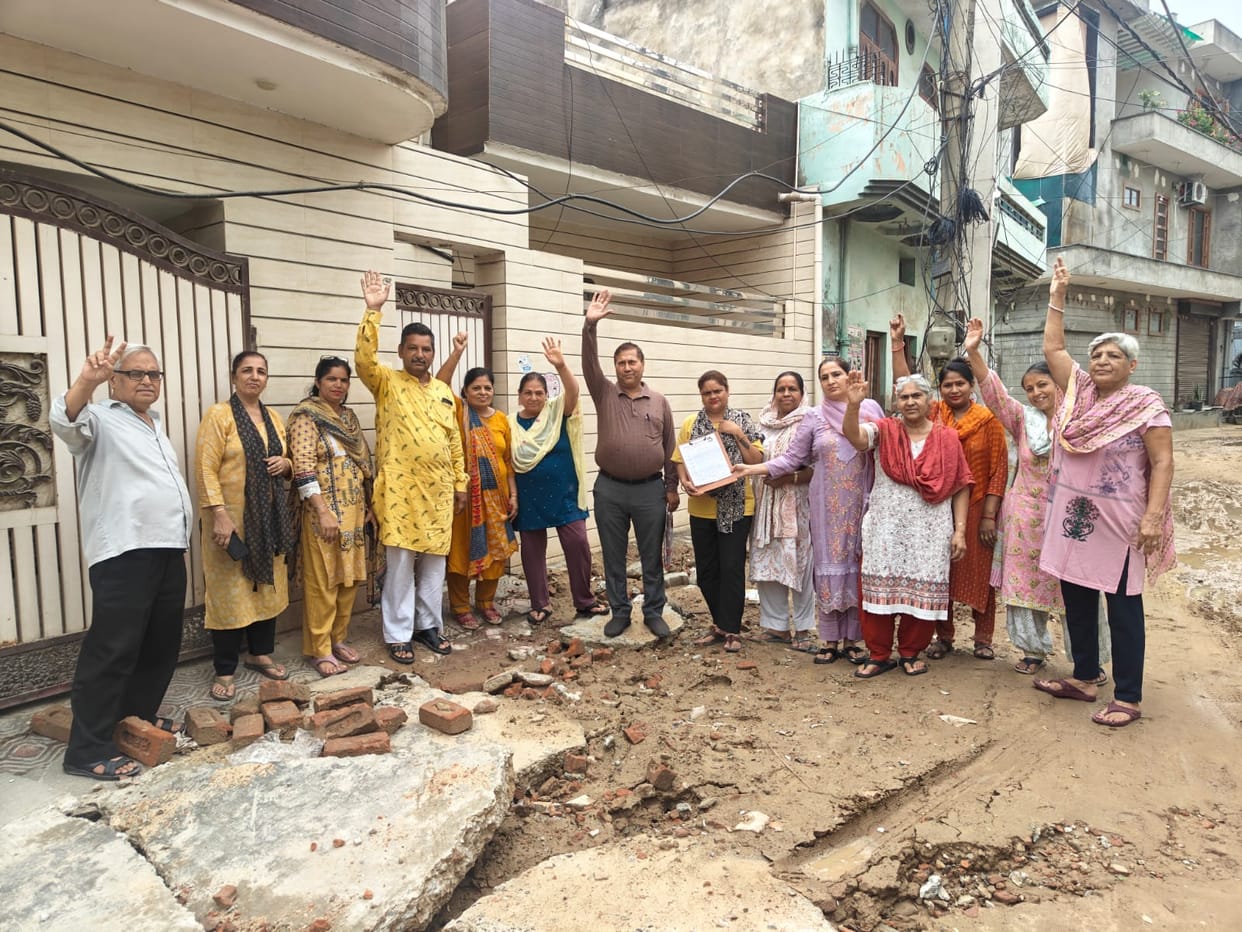 People protested against the non-construction of the road which had been uprooted for the last six months.