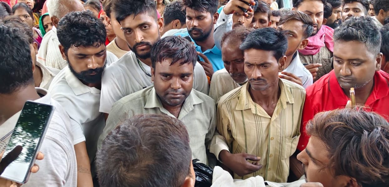 kasganj news road accident death