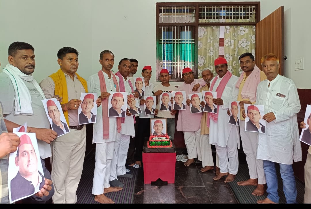 SP chief Akhilesh Yadav celebrated his birthday by cutting a cake.