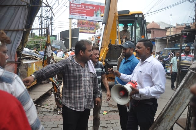 Traders and municipal staff clash over encroachment; action taken following the dispute.