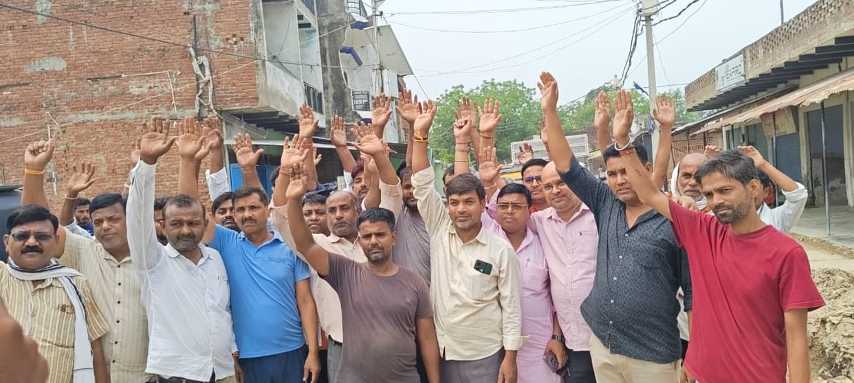 Paved road dug up, making walking difficult; angry residents staged a protest.