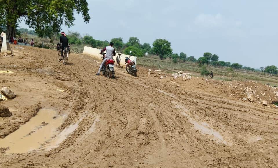 Canal soil dumped on the road; villagers are slipping and getting injured.