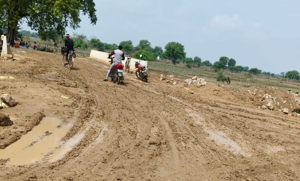 Canal soil dumped on the road; villagers are slipping and getting injured.