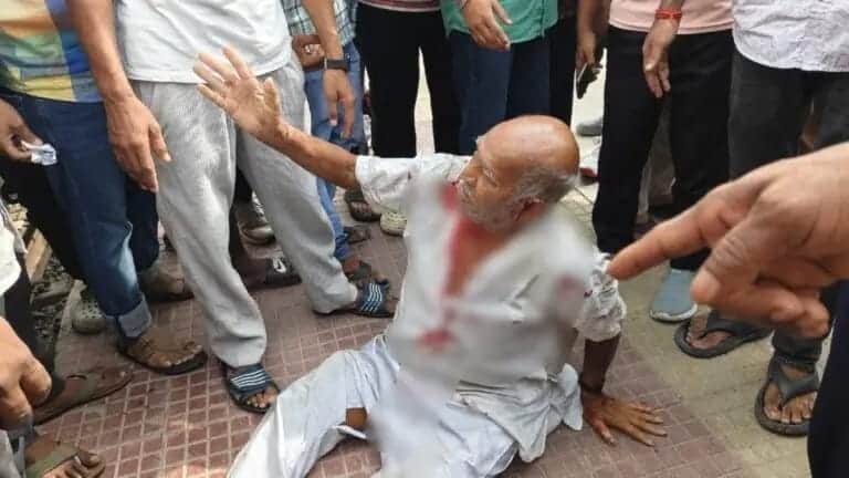 gaya junction elderly passenger falls while boarding sampark kranti express train