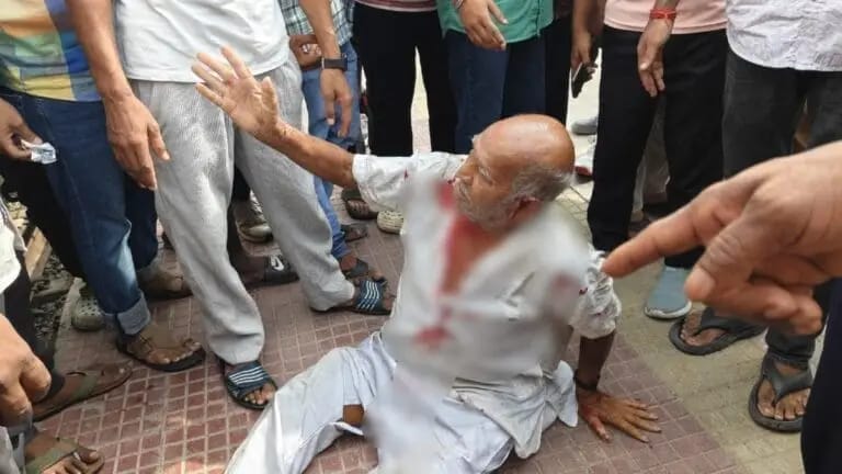 gaya junction elderly passenger falls while boarding sampark kranti express train