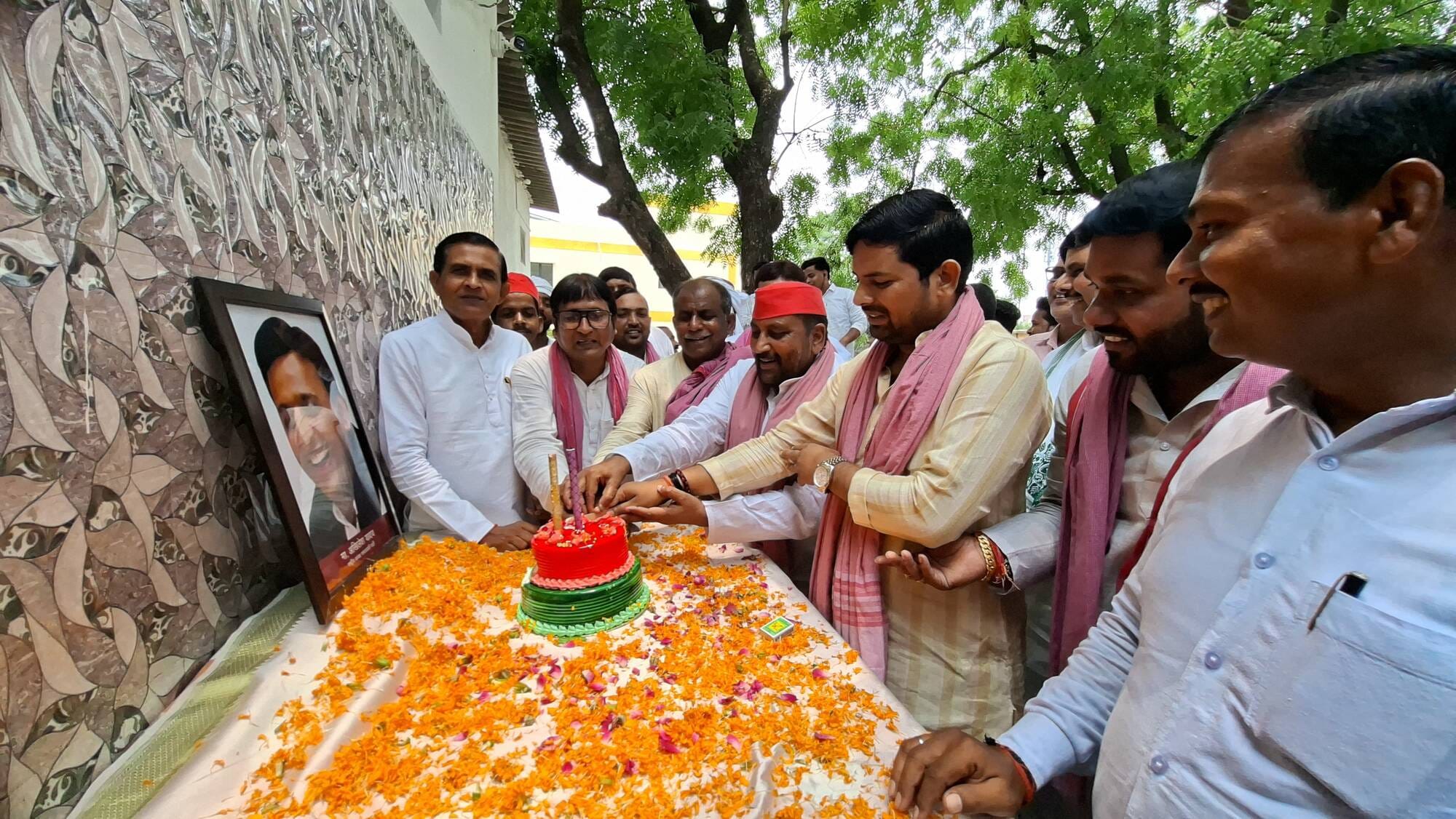 घोसी में सपा मुखिया पूर्व सीएम अखिलेश यादव के जन्मदिन पर केक काटते सपा नेता सुजीत सिंह। और अन