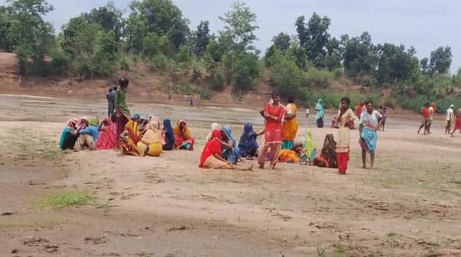 घटना स्थल पर मौजूद लोग।
