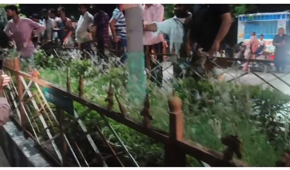 घटनास्थल पर स्थानीय लोग।