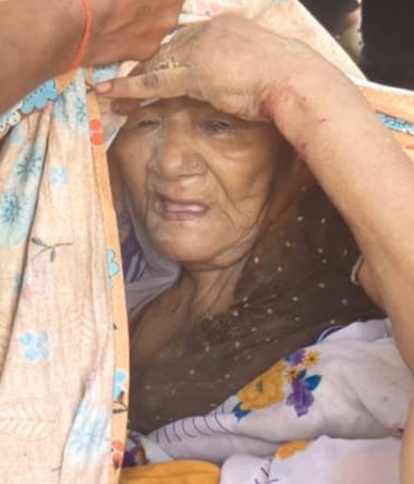Aligarh News: मकान का छज्जा भरभराकर गिरा, बुजुर्ग महिला गंभीर