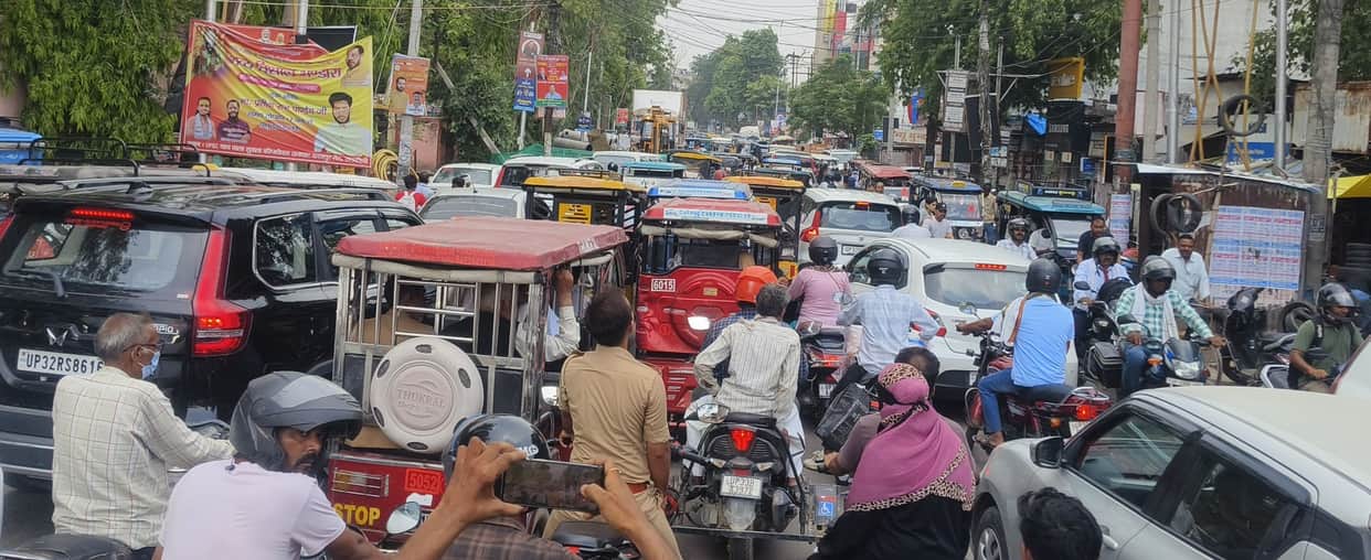 Traffic jam on Kachhari Road; vehicles stranded