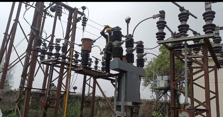 Moradabad: High-tension line wire snaps due to a fault; couple and son suffer electric shock and burns