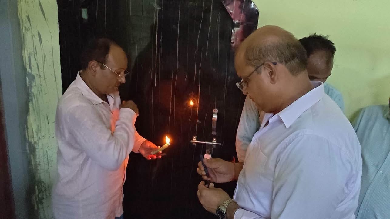 कोपागंज स्थित कृष्णा हॉस्पिटल सील करते  स्वास्थ्य विभाग के अधिकारी। संवाद