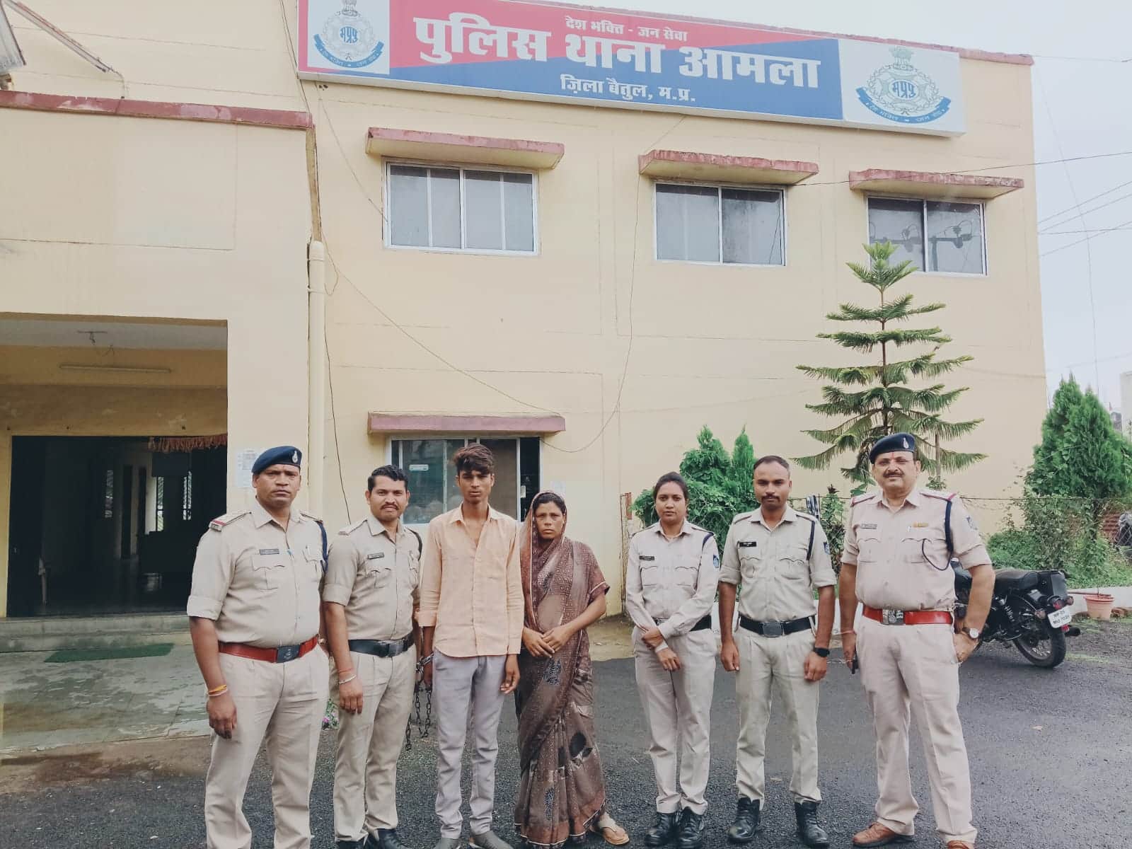 पुलिस की गिरफ्त में आरोपी