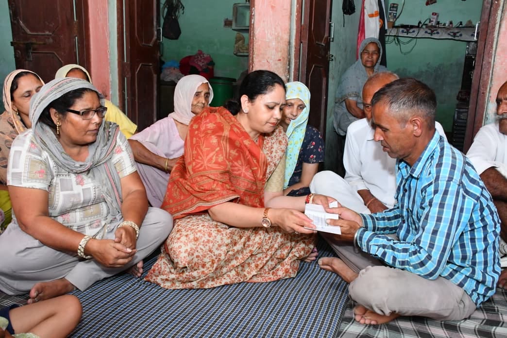 Cheque for five lakh rupees handed over to Balbinder of Prahladpur.